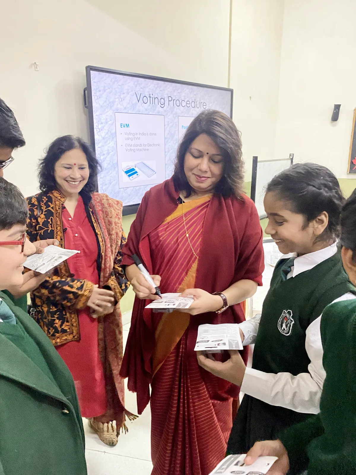 Shubhra Saxena speaking with schoolchildren about the voting process